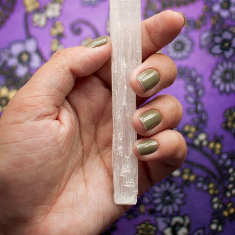 Pri Ferraz segurando um Cristal de Selenita